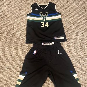 Milwaukee Bucks Jersey and short set. Size L  little kids. Giannis 34